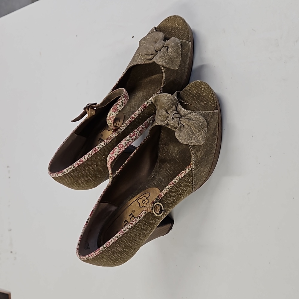 Processional style heels, women size 8, Mudd brand